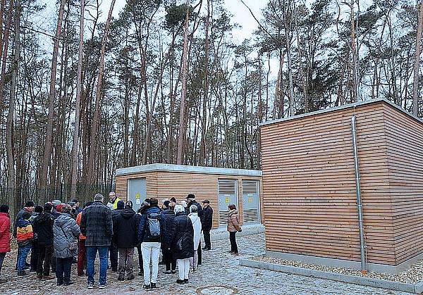 Die Gruppe der KAB bei der Führung mit Peter Ach, REWAG, in der Wassergewinnungsanlage Laub/Zeitlarn (Foto: Josef Weinmann).