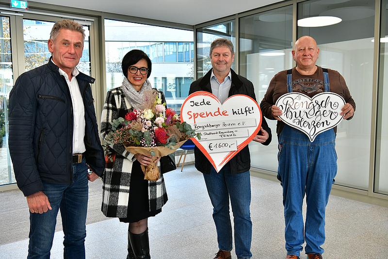 Thomas Kleinert, Betriebsratsvorsitzender das Stadtwerk.Regensburg und Tochterunternehmen, (li.) und Reinhard Brandl, Betriebsratsvorsitzender der REWAG, (2.v.r.) überreichten den Scheck an Monika Hölzl und Arno Birkenfelder von den Rengschburger Herzen.  (Foto: Tino Lex)