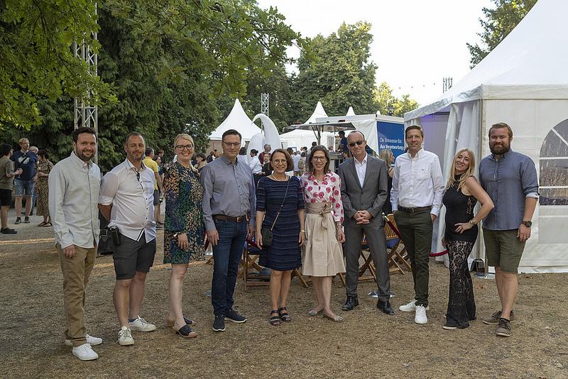 Sehr zufrieden mit den REWAG-Nächten zeigten sich (v.l.n.r.): Christoph Schäfer, verantwortlich für das künstlerische Programm der REWAG-Klassik im Park, Zoltán Ritter, Geschäftsführer WR Events, Vanessa Meier, Veranstaltungsleiterin REWAG, Bernhard Büllmann, REWAG-Vorstand, OB Gertrud Maltz-Schwarzfischer, Dr. Agnes Tieze, Direktorin des Kunstforums Ostdeutsche Galerie, Dr. Walter Boeckh, Vorstandsvorsitzender des Kunstforums Ostdeutsche Galerie, Martin Gottschalk, Pressesprecher der REWAG, Jana Green und Noah Neisinger, verantwortlich für das künstlerische Programm der REWAG-Nacht in Blau. 