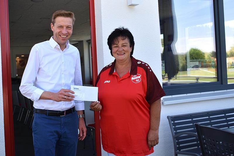 REWAG-Pressesprecher Martin Gottschalk und Angelika Angelika Körner, Vorsitzende des SC Lorenzen, bei der Scheckübergabe. (Foto: Martina Groh-Schad)