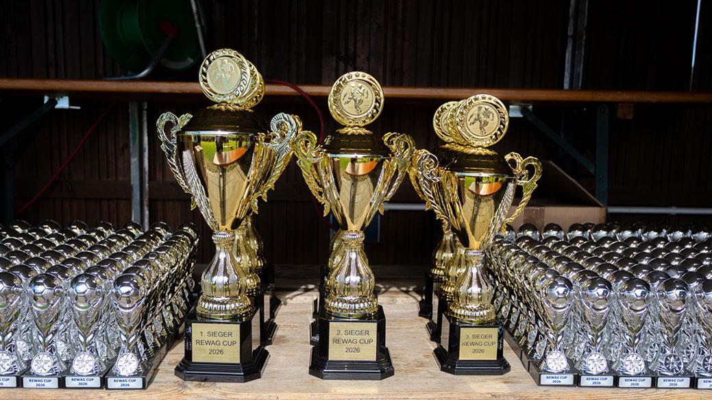 Gewinner-Pokale des REWAG-Cups