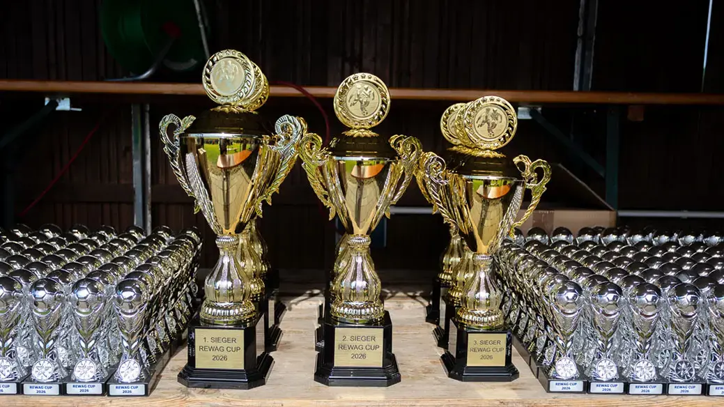 Gewinner-Pokale des REWAG-Cups