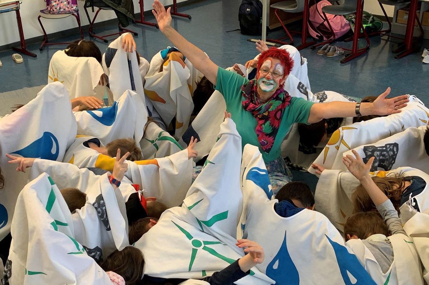 Umweltclownin Ines Hansen in der Schule