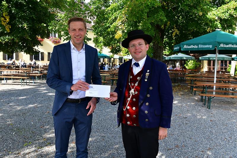  REWAG-Pressesprecher Martin Gottschalk und Kreisheimatpfleger Tobias Lehner bei der Scheckübergabe in Adlersberg. (Foto: Tino Lex)