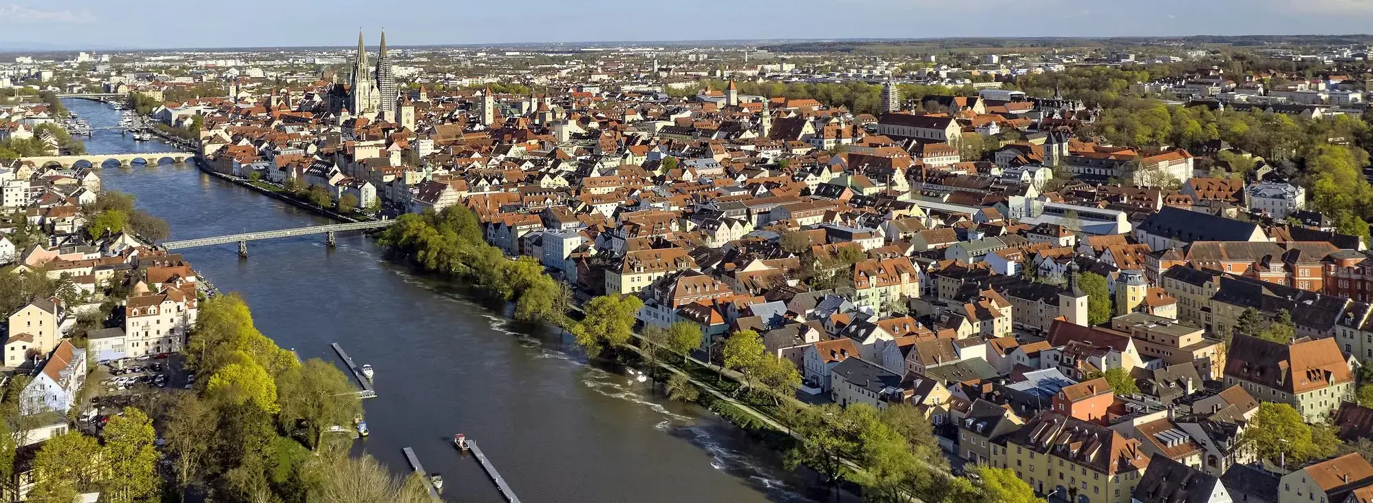 Luftaufnahme von Regensburg mit Donau und Dom