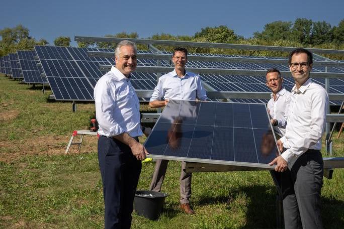 Die Partner vor der PV-Anlage.