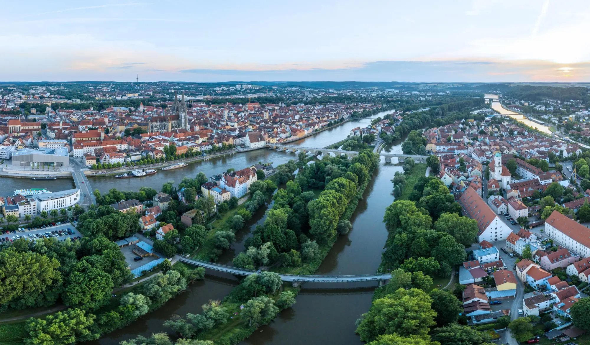 Panorama der Stadt Regensburg in Bayern mit dem Fluss Donau dem