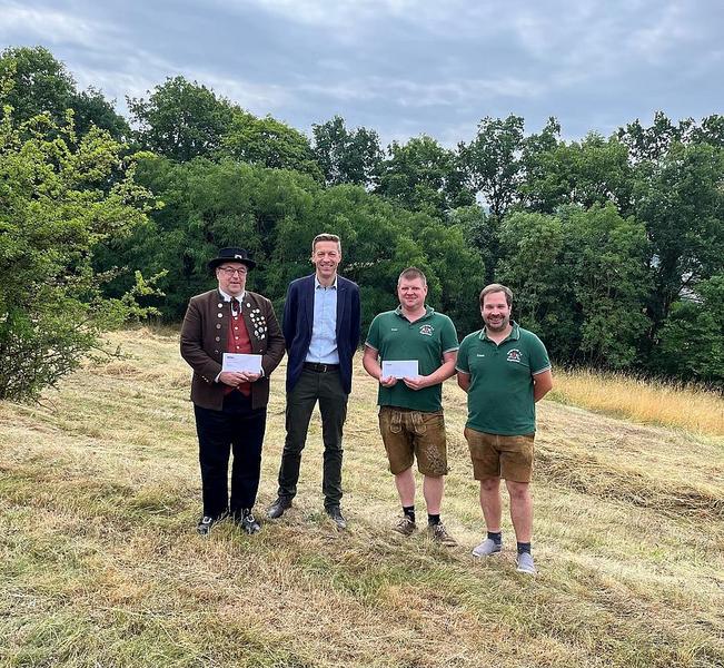 Von links: Helmut Lohner, Dramatischer Club; REWAG-Sprecher Martin Gottschalk; Matthias Brandl und Ernst Riedl, Bergverein Regenstauf, auf dem Schlossberg. (Foto: Bergverein Regenstauf)