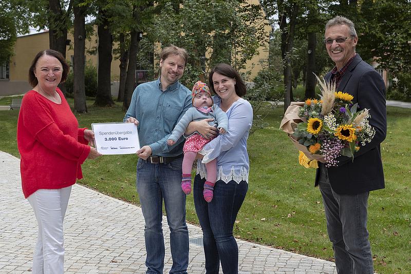 V.l.n.r.: Eva Brandl, REWAG-Betriebsratsvorsitzende, Familie Lechner und Johann Graml, das Stadtwerk.Regensburg-Gesamtbetriebsratsvorsitzender bei der Spendenübergabe. (Foto: Moosburger)