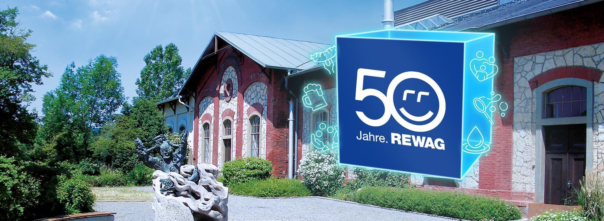 Historisches Maschinenhaus im Wasserwerk Sallern. Backsteingebäude mit Steinfassade, Innenhof und Natursteinbrunnen auf gepflastertem Platz.