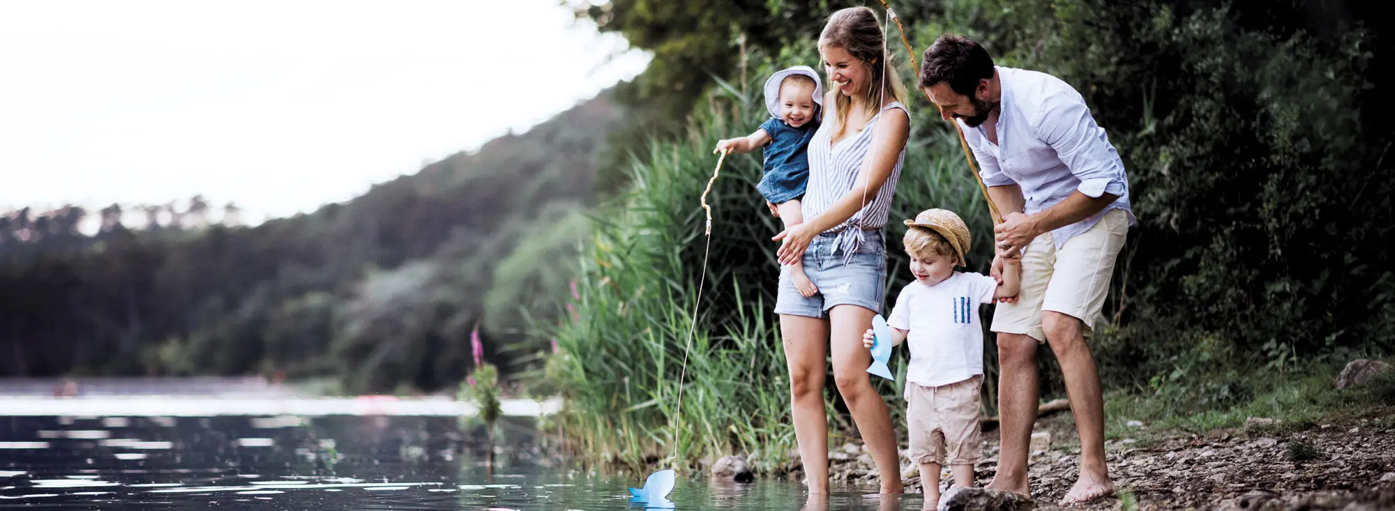 Junge Familie verbringt gemeinsam Zeit in der Natur.