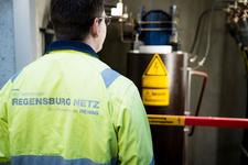 Ein Regensburg Netz-Mitarbeiter arbeitet am Ziel 'Klimaneutral bis 2045'.