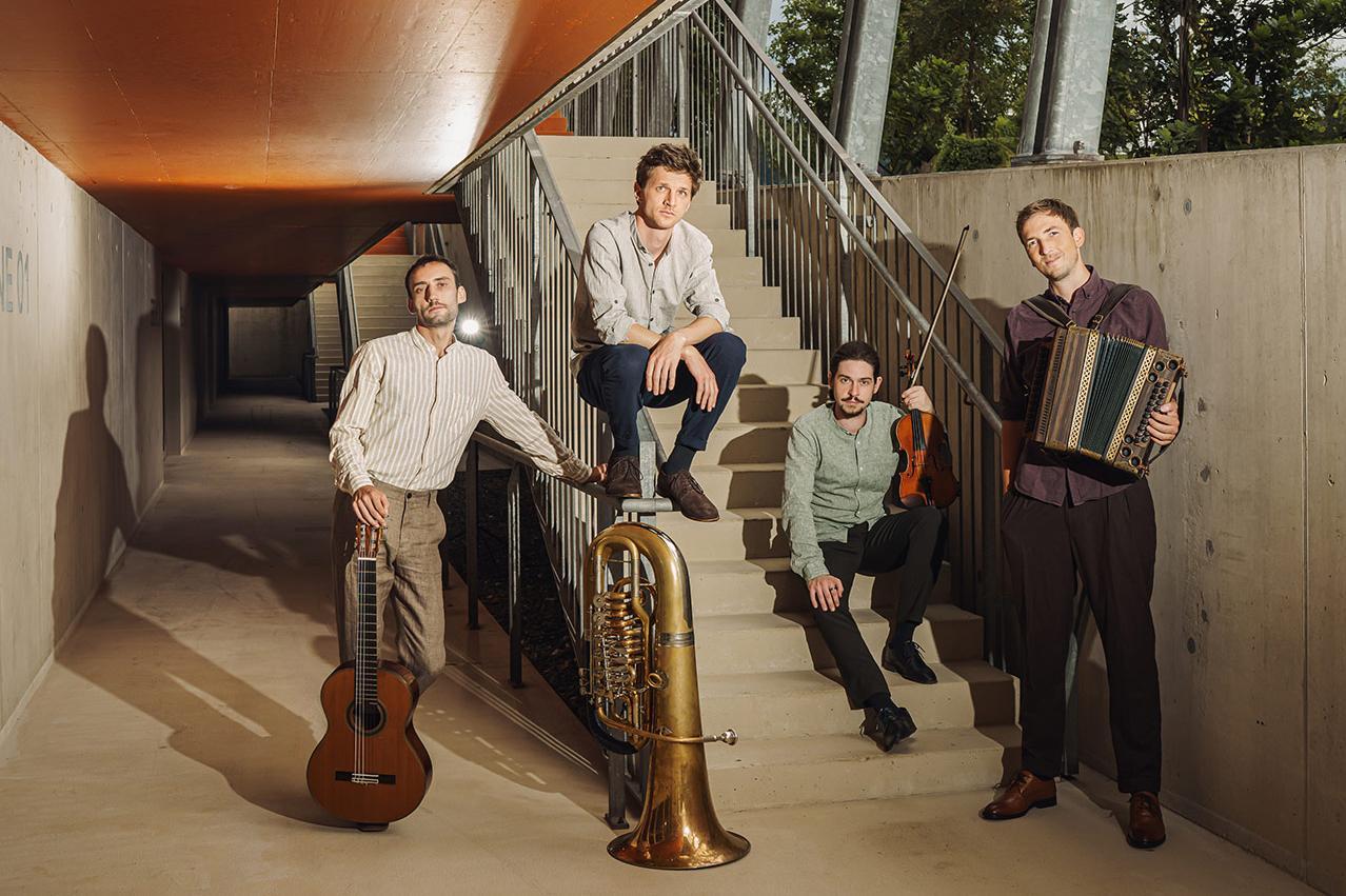 Foto des Musik-Ensembles 'Maxjoseph' mit Geige, Steirischer Harmonika, Gitarre und Tuba