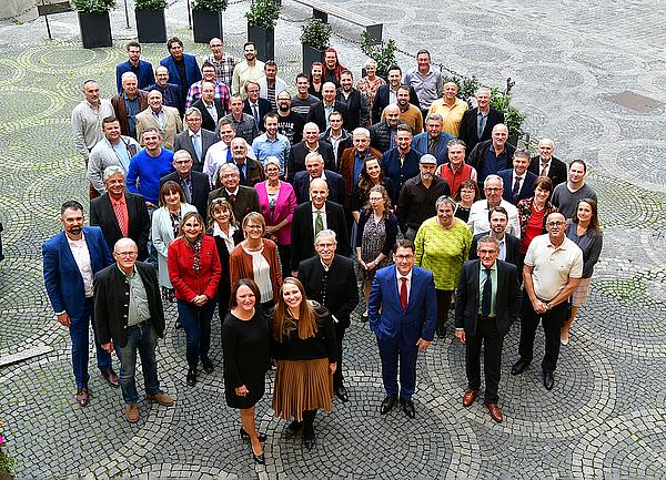 Die Jubilare und Ruheständler von das Stadtwerk.Regensburg, REWAG und Regensburg Netz zusammen mit den Mitgliedern des Betriebsrats und dem Geschäftsführer von das Stadtwerk.Regensburg, Manfred Koller. (Bild: Tino Lex)