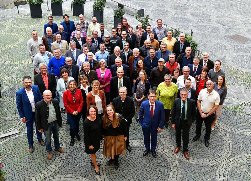 Die Jubilare und Ruheständler von das Stadtwerk.Regensburg, REWAG und Regensburg Netz zusammen mit den Mitgliedern des Betriebsrats und dem Geschäftsführer von das Stadtwerk.Regensburg, Manfred Koller. (Bild: Tino Lex)