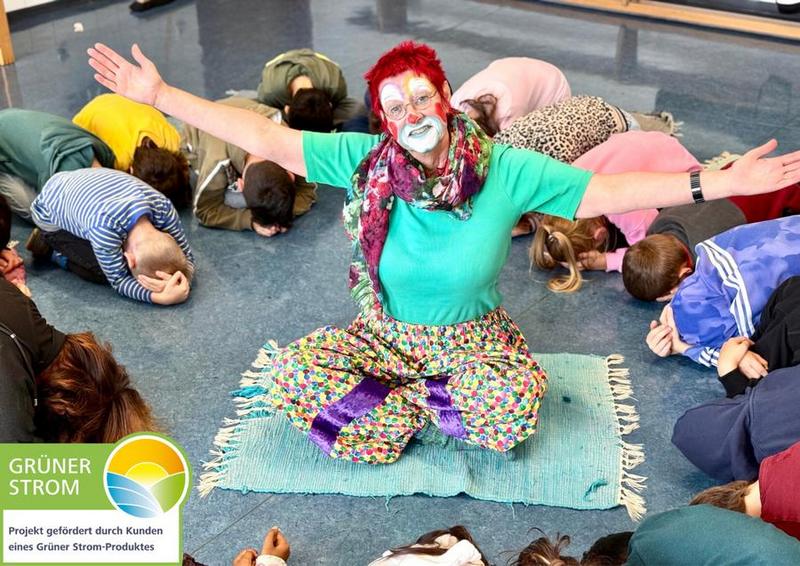 Umweltclownin Ines Hansen an der Grundschule am Sallerner Berg.