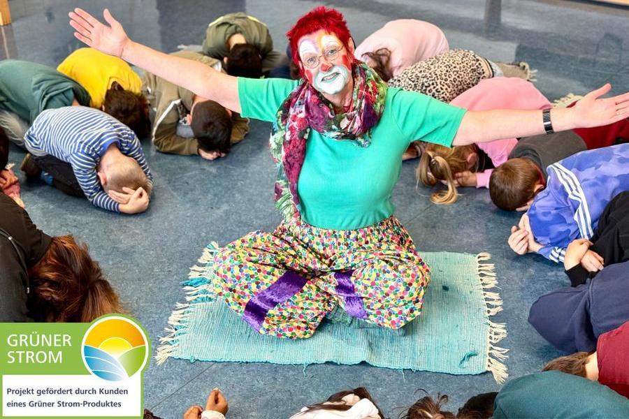 Umweltclownin Ines Hansen an der Grundschule am Sallerner Berg.