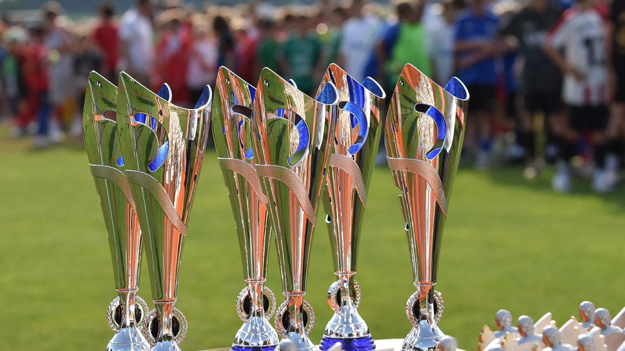Gewinner-Pokale des REWAG-Cups