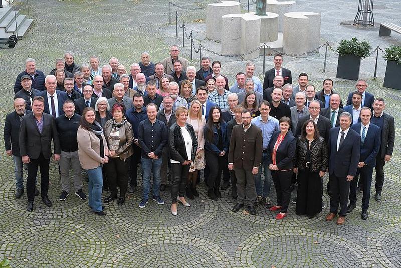 Die Betriebsjubilare und Ruheständler des Unternehmensverbunds das Stadtwerk Regensburg GmbH mit Tochtergesellschaften sowie der REWAG und der Regensburg Netz GmbH. (Fotograf: Tino Lex)