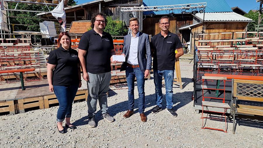 Von links:  Sabrina Weinfurtner, Stefan Rappl (Vereinsvorstand), REWAG-Sprecher Martin Gottschalk und Franz Hochmuth vor der Freilichtbühne in Zeitlarn. (Foto: Uwe Gruber)