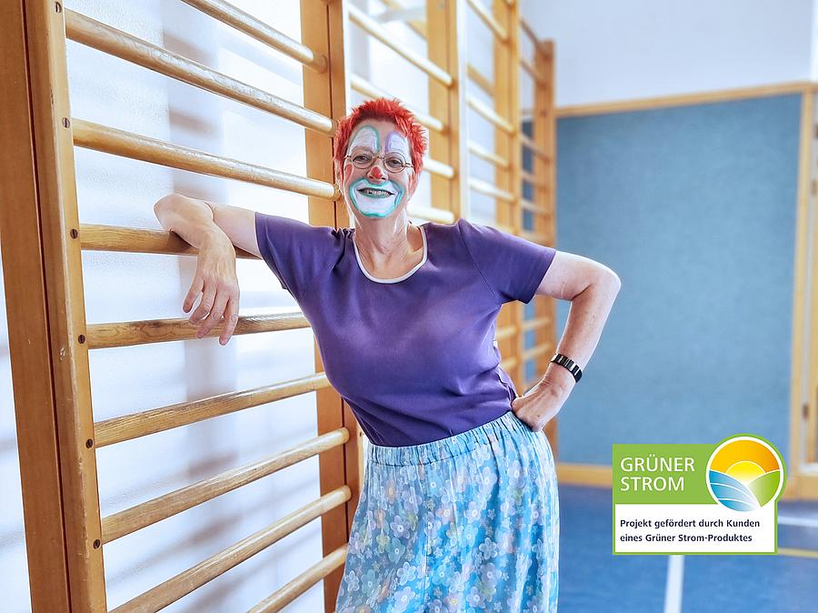 Umweltclownin Ines Hansen in der Grundschule Lappersdorf. (Foto: REWAG)