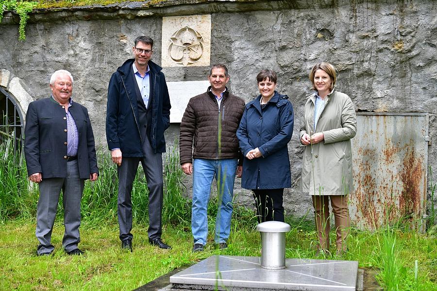 Von links: WGW-Vorstandsvorsitzender Gerhard Winter,  REWAG-Vorstandsvorsitzender Dr. Robert Greb, WGW-Aufsichtsratsvorsitzender Thomas Huber, REWAG-Vorstandsmitglied Sandra Wimmer und Bürgermeisterin Dr. Astrid Freudenstein bei der Quelle in Winzer. (Foto: Lex)