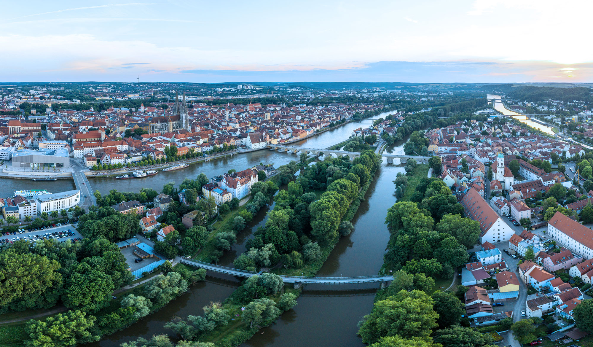 Regensburg aus der Vogelperspektive. Grüne Natur mitten in der Stadt.